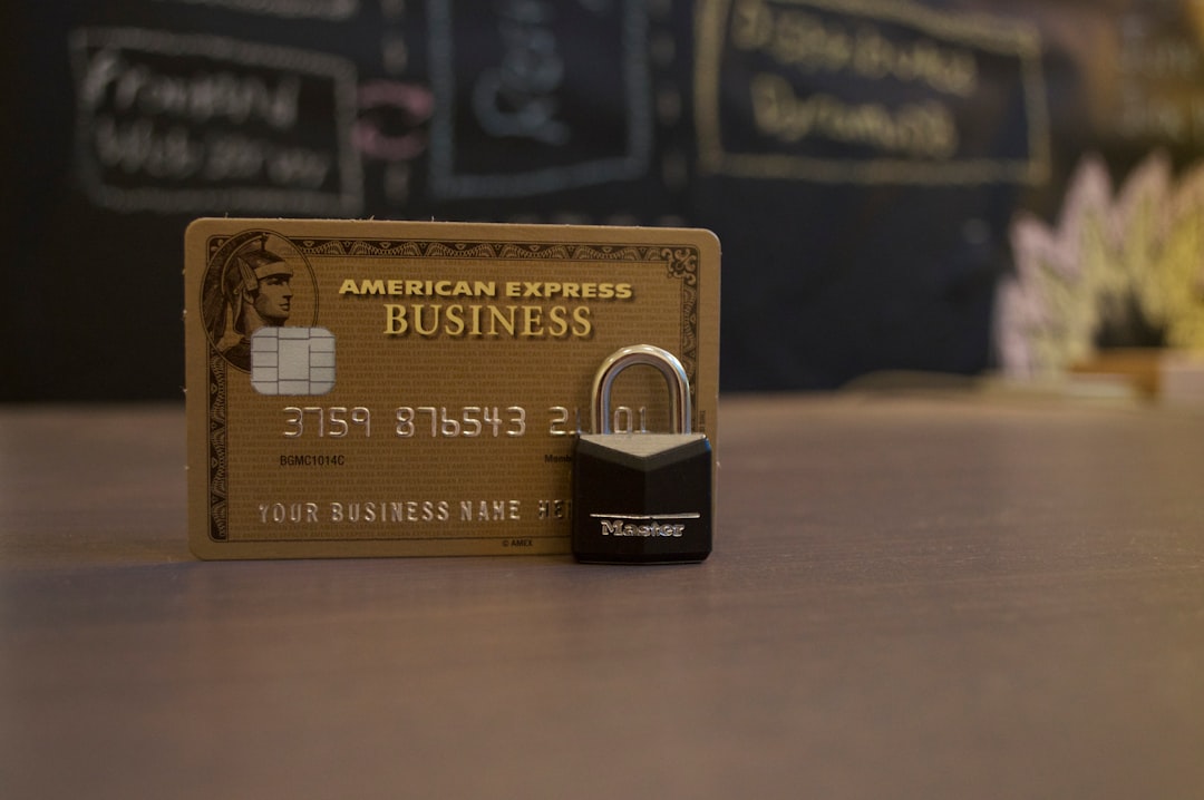 Impronta digitale digitale su pollice con circuito tecnologico, immagine che rappresenta autenticazione forte, verifica biometrica e sicurezza nei pagamenti online con carta di credito.