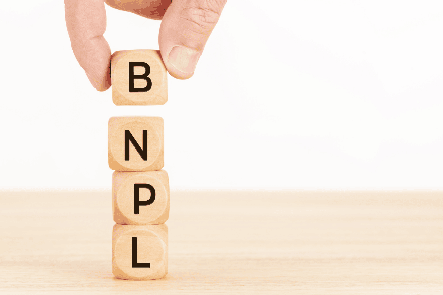 Blocchi di legno con la sigla BNPL che rappresentano il servizio Buy Now Pay Later negli acquisti a rate.