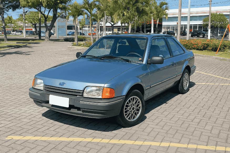 Ford Verona azul, modelo duas portas dos anos 1990, estacionado em vaga pública.