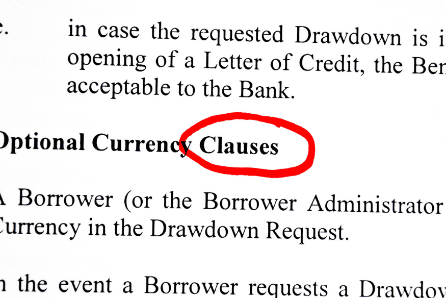 Clausole contrattuali cerchiate in rosso in un contratto di carta di credito