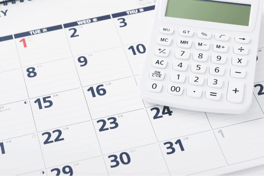 Calendario mensile con calcolatrice, pianificazione delle rate e delle scadenze per gestire spese grandi e risparmio in modo organizzato.