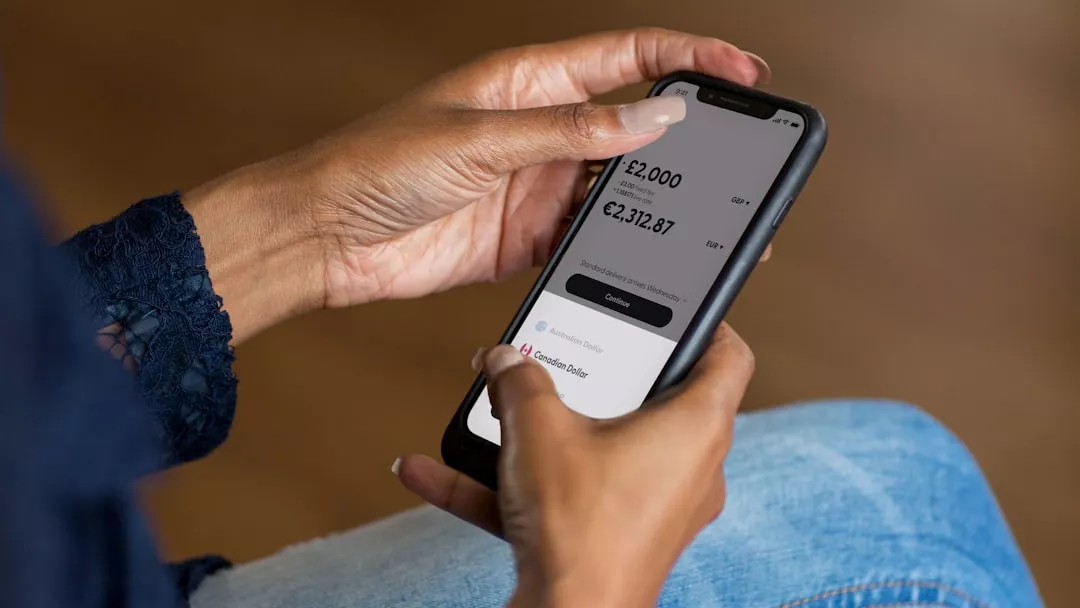 Donna che utilizza un app bancaria sullo smartphone