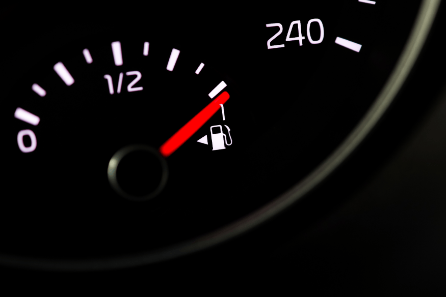 Painel de carro com marcador de combustível indicando tanque cheio