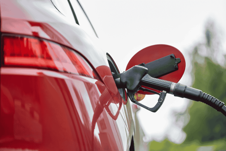 Bocal de abastecimento de combustível no lado esquerdo de um carro vermelho