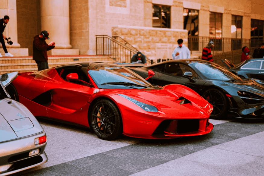 Supercarros de luxo estacionados em evento automotivo