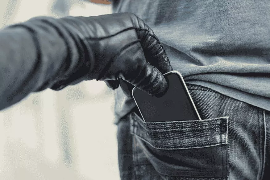 Furto di smartphone dalla tasca: rischio per portafogli digitali e pagamenti contactless