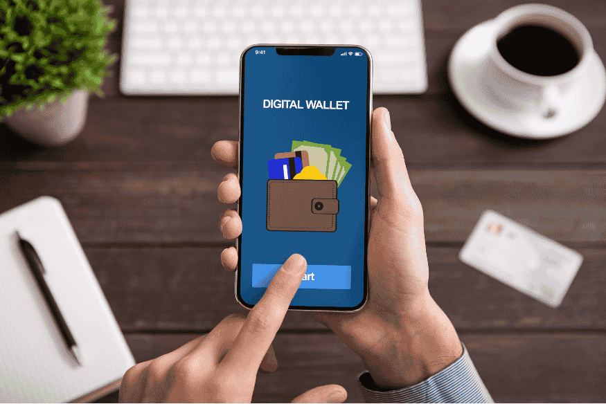 Schermo di smartphone con app di portafoglio digitale per gestire carte e conti in viaggio