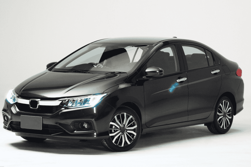 Carro sedã preto em estúdio com fundo branco, destacando design elegante e urbano