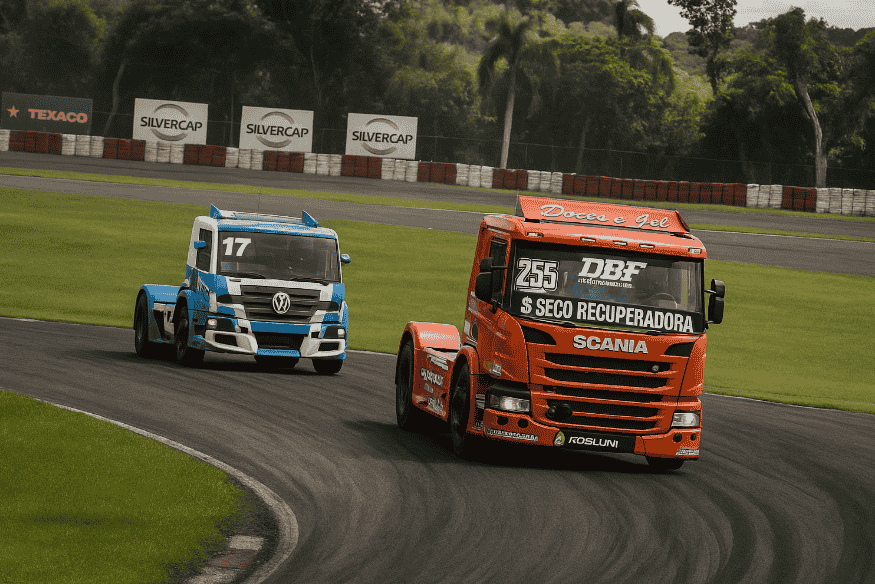 Caminhões da Fórmula Truck em ação em curva de autódromo, com vegetação ao fundo