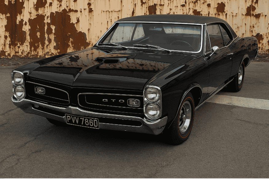 Carro clássico Pontiac GTO preto, símbolo da montadora que faliu após a crise de 2008.