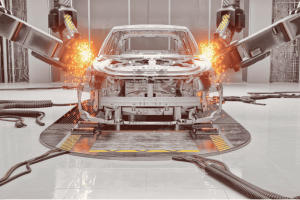 Fábrica automatizada com robôs soldando carroceria de veículo, representando desafios da indústria automotiva.