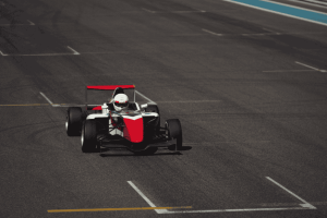 Carro de Fórmula em ação na pista, representando pilotos brasileiros em categorias internacionais