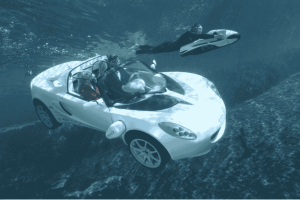 Carro anfíbio Rinspeed sQuba submerso na água, modelo conceitual suíço que dirige debaixo d’água.