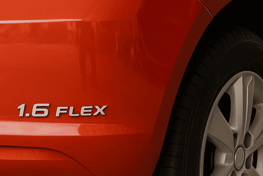 Inscrição “1.6 FLEX” na traseira de um carro na cor vermelha