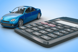 Carro azul ao lado de calculadora, representando o cálculo do custo real de uso do veículo