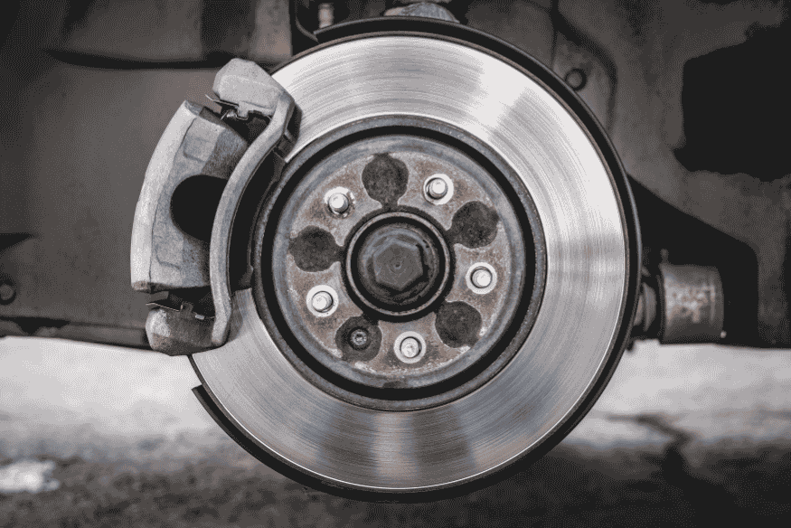 Disco de freio automotivo com marcas visíveis de desgaste e uso contínuo.