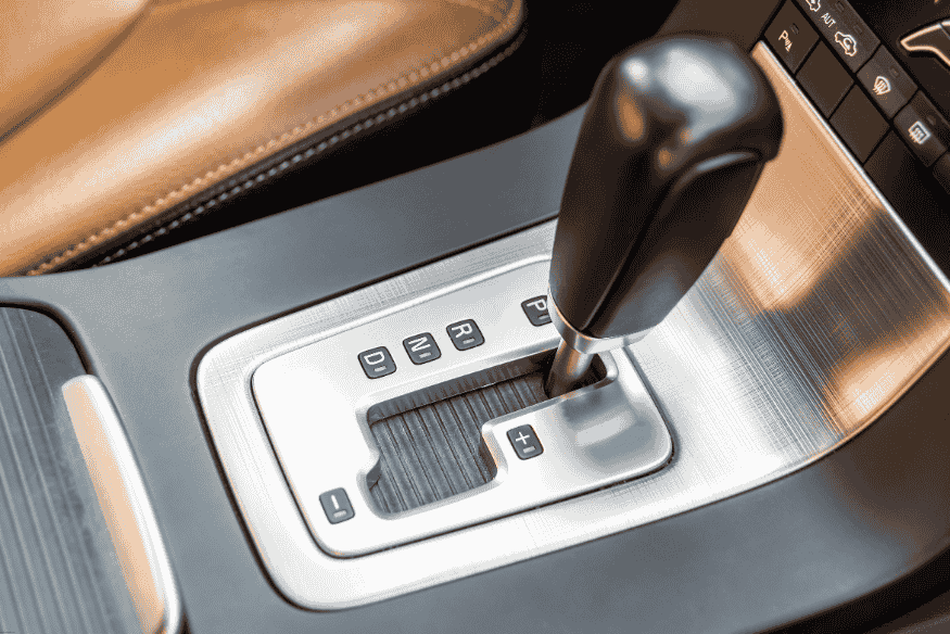 Detalhe de uma alavanca de câmbio automático com seletor de marchas