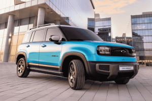 Chevrolet Spark azul com estilo SUV, fotografado em ambiente urbano moderno.