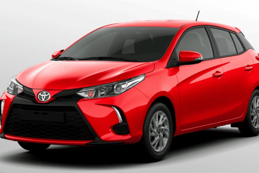Toyota Yaris vermelho com visual esportivo, em estúdio com fundo branco.