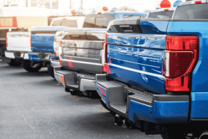 Fileira de picapes novas estacionadas em concessionária