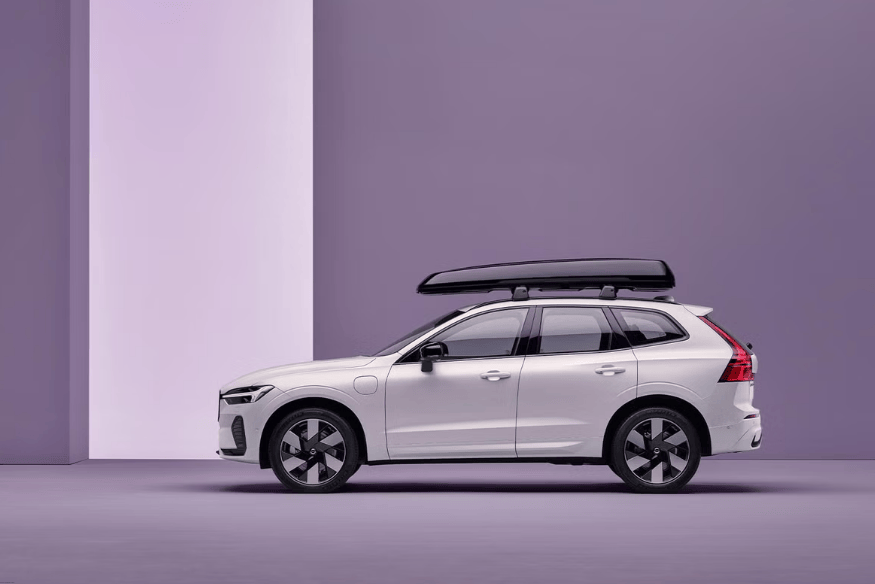 Volvo XC60 branco com bagageiro de teto em estúdio com fundo lilás