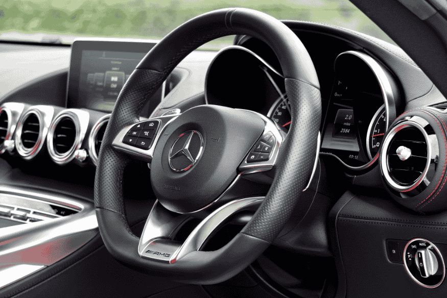 Volante esportivo da Mercedes-AMG com design levemente achatado.