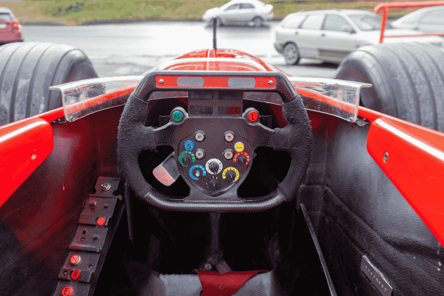 olante de Fórmula 1 com formato não convencional e vários botões.